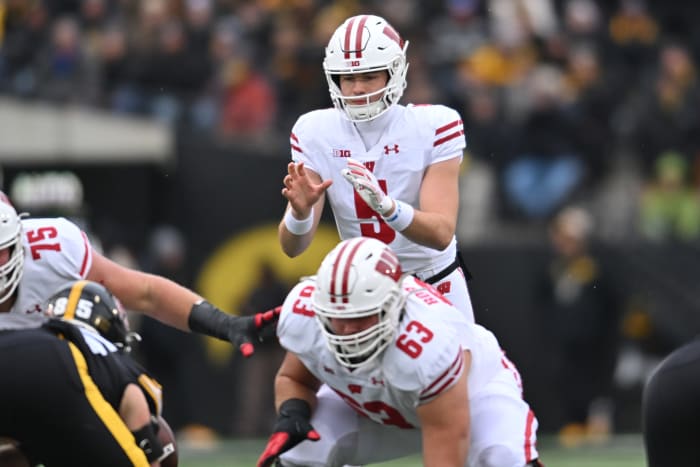 Wisconsin quarterback Graham Mertz receiving the snap out of shotgun at Iowa